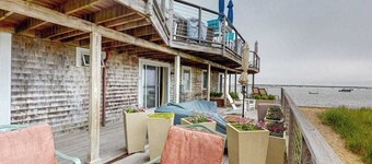 Bayfront condo in great location with deck, cable, kitchenette, water views