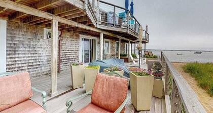 Bayfront condo in great location with deck, cable, kitchenette, water views