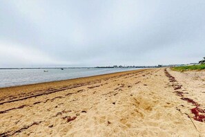 On the beach - Bayfront condo in great location with deck, cable, kitchenette, water views (Provincetown)