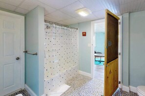 Shower, hair dryer, towels - Stunning lakefront home with kayaks, games, & amazing deck views - dog-friendly (Plymouth)