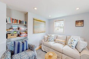 TV - Freestanding cottage with decks, steps from Commercial Street & the beach (Provincetown)