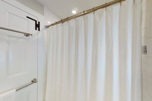 Shower, hair dryer, towels - Remodeled home w/beach pass & new furnishings on 1-acre parcel - steps to lake (Centerville)