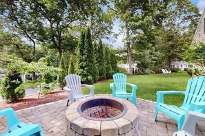 Property grounds - Serene home near the beach with open floor plan, yard, grill, & central AC (Centerville)