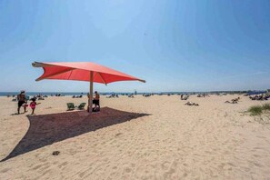 Beach nearby - Serene home near the beach with open floor plan, yard, grill, & central AC (Centerville)