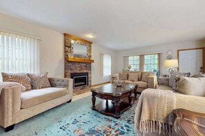 TV, fireplace, video games, offices - Serene home near the beach with open floor plan, yard, grill, & central AC (Centerville)