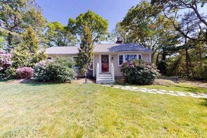Exterior - Cozy Cape home, Wifi, outdoor shower and deck - minutes to beach (Barnstable)