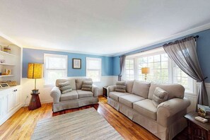 TV, fireplace, offices - Cozy Cape home, Wifi, outdoor shower and deck - minutes to beach (Barnstable)