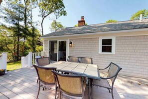 Outdoor dining - Cozy Cape home, Wifi, outdoor shower and deck - minutes to beach (Barnstable)