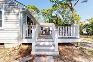 Terrace/patio - Cozy Cape home, Wifi, outdoor shower and deck - minutes to beach (Barnstable)