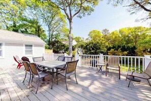Outdoor dining - Cozy Cape home, Wifi, outdoor shower and deck - minutes to beach (Barnstable)