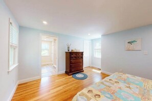 Iron/ironing board, travel cot, WiFi, bed sheets - Cozy Cape home, Wifi, outdoor shower and deck - minutes to beach (Barnstable)