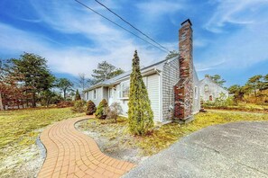 Exterior - Friendly retreat with a deck, AC, and board games - stellar central location (Chatham)