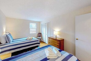 WiFi, bed sheets - Friendly retreat with a deck, AC, and board games - stellar central location (Chatham)
