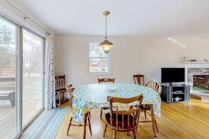 Dining - Friendly retreat with a deck, AC, and board games - stellar central location (Chatham)