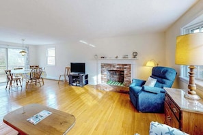 TV, offices - Friendly retreat with a deck, AC, and board games - stellar central location (Chatham)
