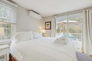 Iron/ironing board, WiFi, bed sheets - Cheery house with deck, sunroom & patio - short walk to pond, beach & Rail Trail (Brewster)