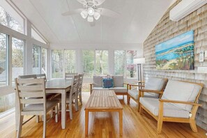 TV, offices - Cheery house with deck, sunroom & patio - short walk to pond, beach & Rail Trail (Brewster)