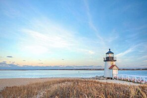 Beach - New Lavish Condo in Heart of Downtown Chatham - Walk to Dining, Shops & Beach (Chatham)