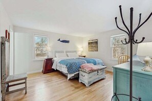 Desk, iron/ironing board, WiFi, bed sheets - Newly renovated ranch with a private yard & central location (Brewster)
