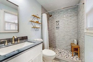 Shower, hair dryer, towels - Newly renovated ranch with a private yard & central location (Brewster)