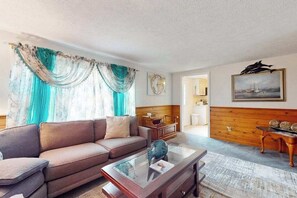TV, offices - Traditional coastal home with large yard, gazebo, grill, smart TVs, washer/dryer (Centerville)