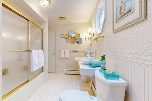 Shower, hair dryer, towels - Traditional coastal home with large yard, gazebo, grill, smart TVs, washer/dryer (Centerville)