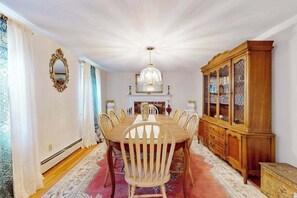 Dining - Traditional coastal home with large yard, gazebo, grill, smart TVs, washer/dryer (Centerville)