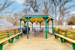 Outdoor dining - Traditional coastal home with large yard, gazebo, grill, smart TVs, washer/dryer (Centerville)