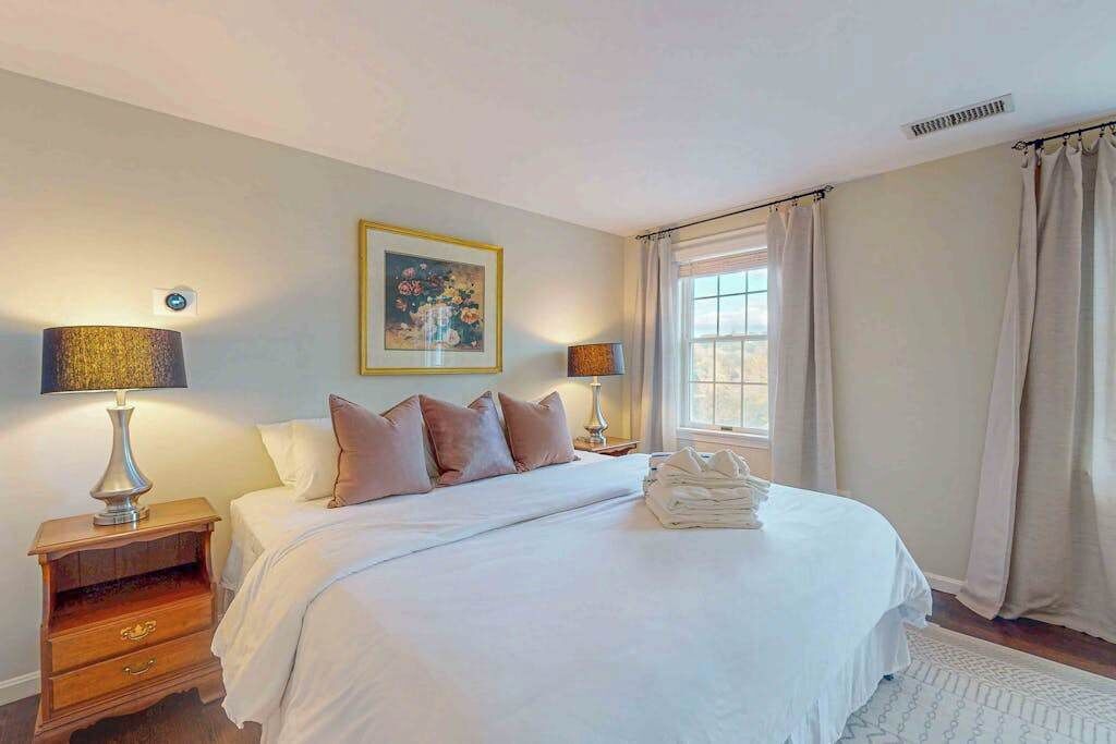 Desk, iron/ironing board, WiFi, bed sheets