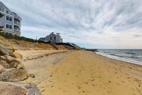 Dreamy ocean-view perch with furnished balcony & beach access - dog-friendly