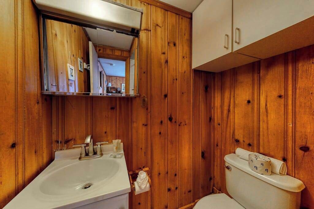 Douche, sèche-cheveux, serviettes fournies
