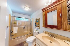 Shower, hair dryer, towels - Spacious Dennis Home with Large Deck & Backyard - Walk to Corporation Beach (Dennis)