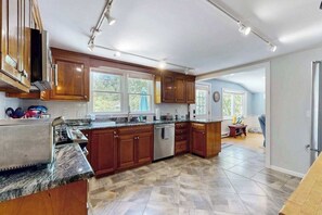 Fridge, microwave, oven, stovetop - Cape Cod Getaway - near Seymour Pond and Rail Trail; Bay Beaches w/in a few mile (Brewster)