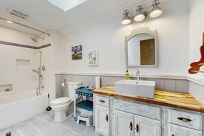 Shower, hair dryer, towels - Cozy family retreat with kayaks, board games, AC, and beach access (Brewster)
