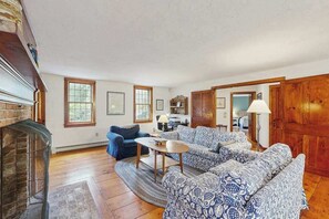 TV, DVD player, offices - Cozy family retreat with kayaks, board games, AC, and beach access (Brewster)