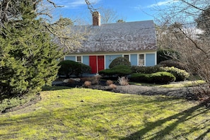Exterior - Cozy family retreat with kayaks, board games, AC, and beach access (Brewster)