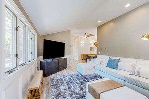 TV, offices - Updated ranch house with amazing deck & yard - 1 mile to the beach (Bourne)