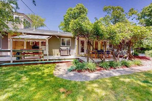 Outdoor dining - Updated ranch house with amazing deck & yard - 1 mile to the beach (Bourne)