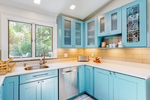 Fridge, microwave, oven, stovetop - Updated ranch house with amazing deck & yard - 1 mile to the beach (Bourne)