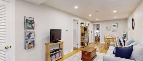 Fernseher, DVD-Player, Arbeitsbereiche