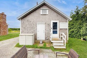 Terrace/patio - Cozy home close to the beach with patio, Washer/Dryer, & Partial AC (Barnstable)