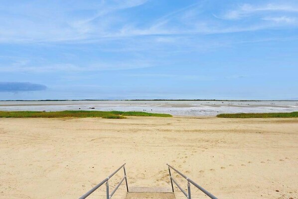 Beach nearby - Cozy home close to the beach with patio, Washer/Dryer, & Partial AC (Barnstable)