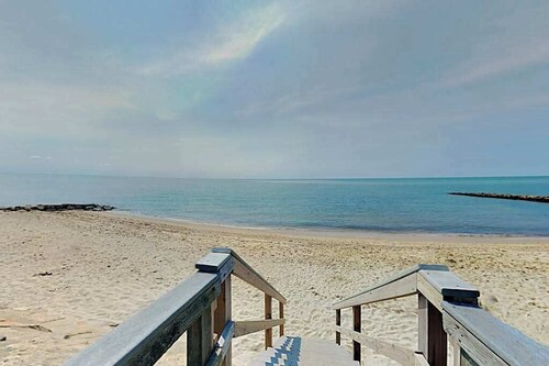 Quaint condo near private beach access with fireplace - close to dining