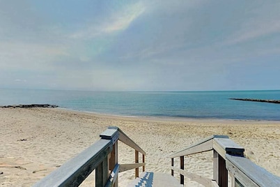 Quaint condo near private beach access with fireplace - close to dining