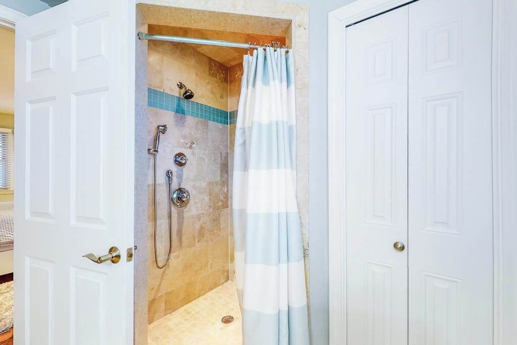 Shower, hair dryer, towels
