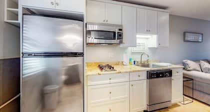 Quaint condo near private beach access with fireplace - close to dining