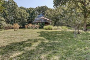 Property grounds - Beautiful dog-friendly home with water view, balcony & washer/dryer (Chilmark)