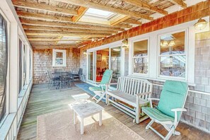 Outdoor dining - Adorable waterfront home w/ boat access & a three-season sunroom (East Falmouth)