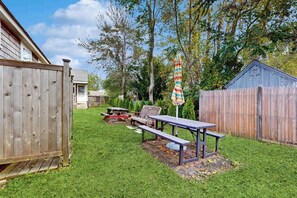 Outdoor dining - Oceanside duplex with high-speed WiFi & central AC - walk to Sea Street Beach (Dennis Port)