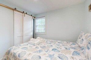 WiFi, bed sheets - Oceanside duplex with high-speed WiFi & central AC - walk to Sea Street Beach (Dennis Port)